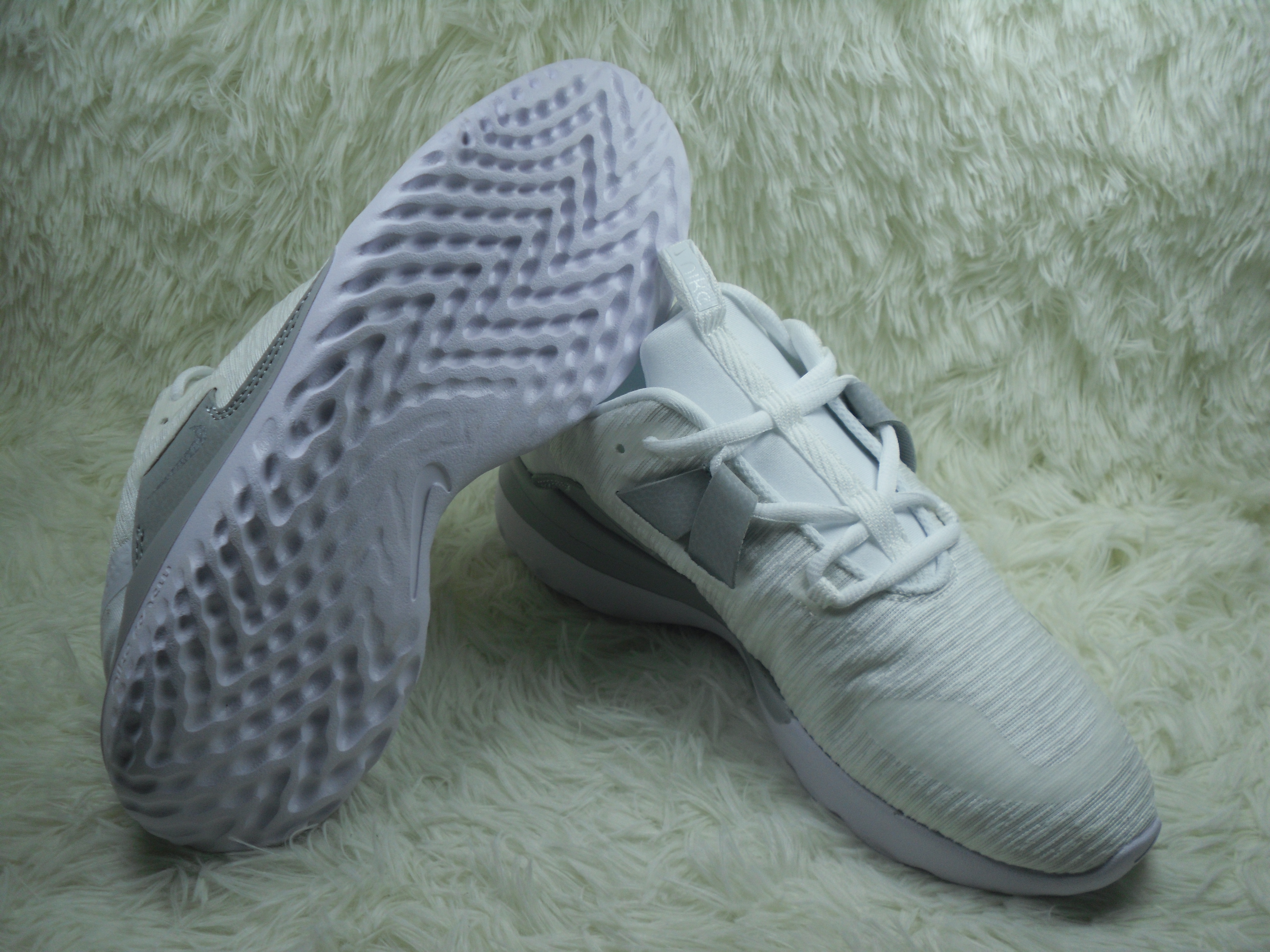 Nike Renew Arena Flyknit White Grey Running Shoes
